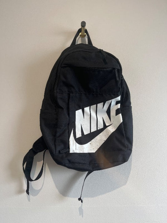 Svört NIKE skólataska