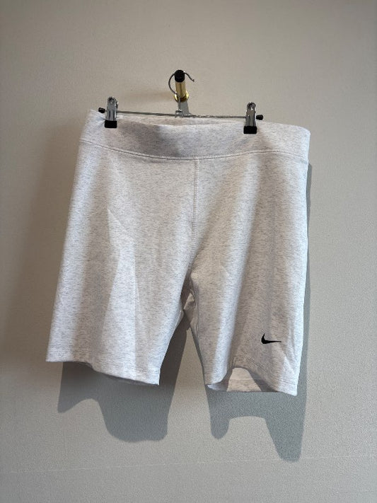 Nike ljósgráar stuttbuxur