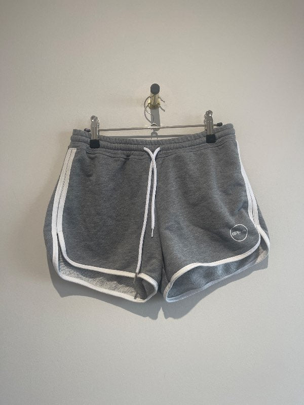 Gráar stuttbuxur