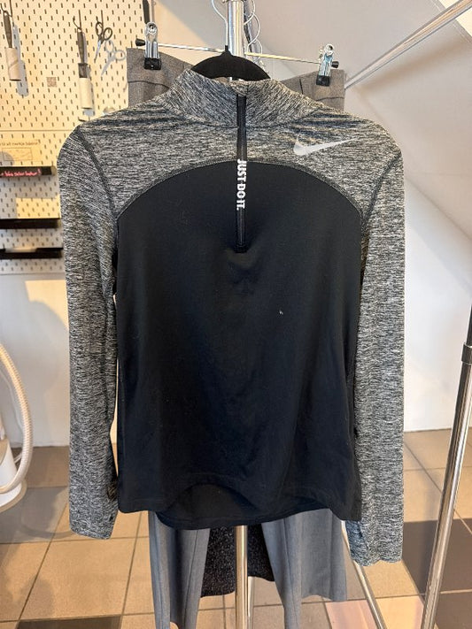 Nike peysa