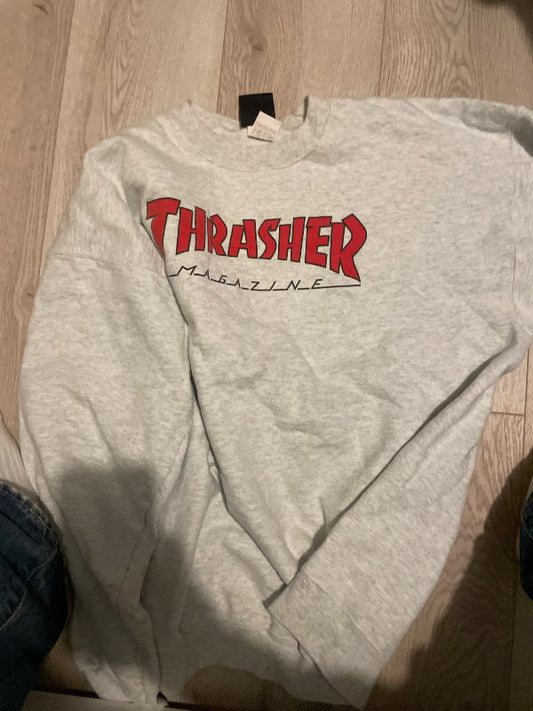 Grá thrasher peysa