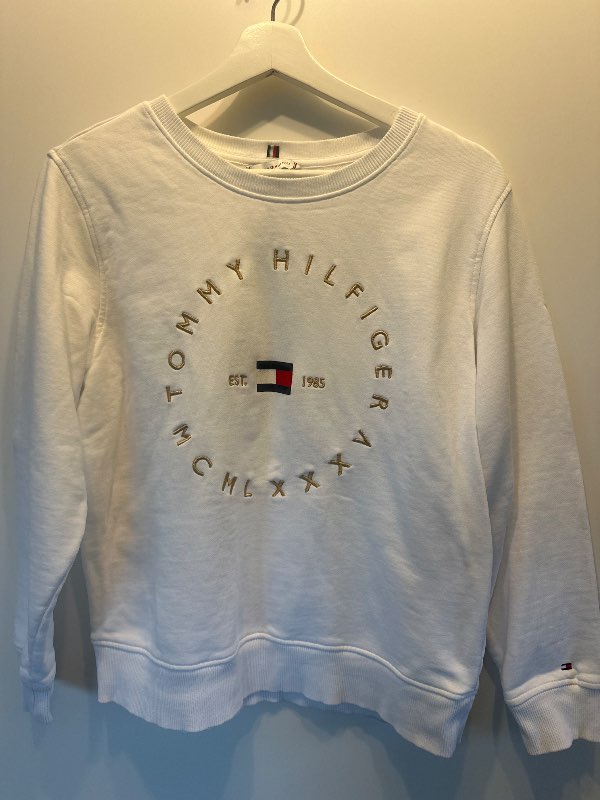Hvít Tommy Hilfiger peysa