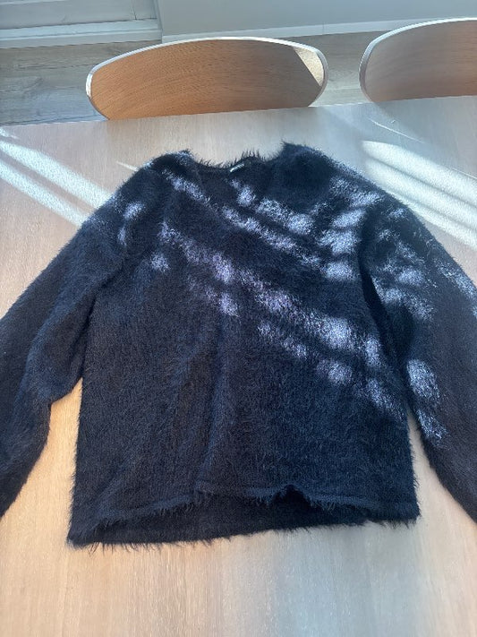 Peysa svört gina tricot