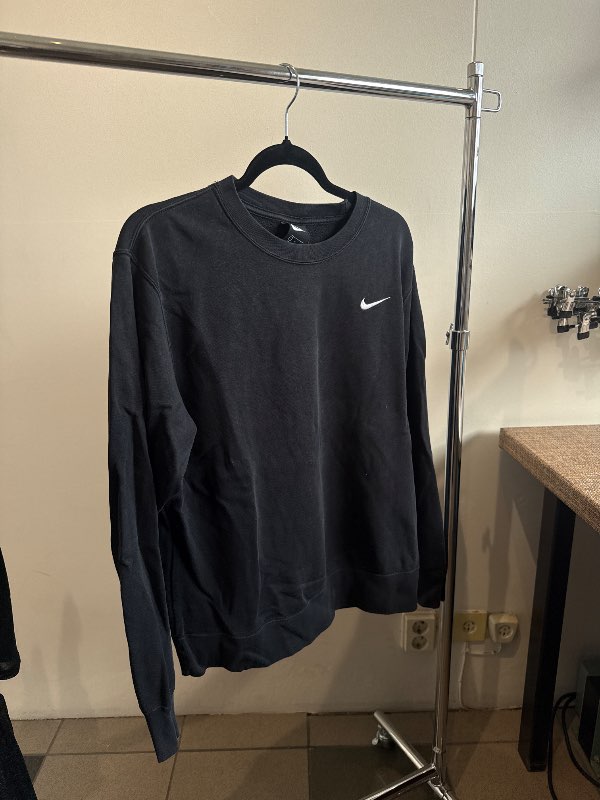 Nike svört peysa