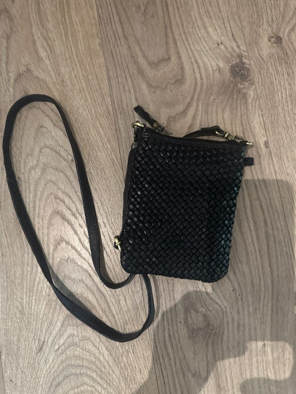 svört flettuð leðurtaska ny
