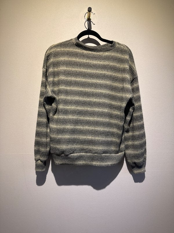 Græn röndótt peysa