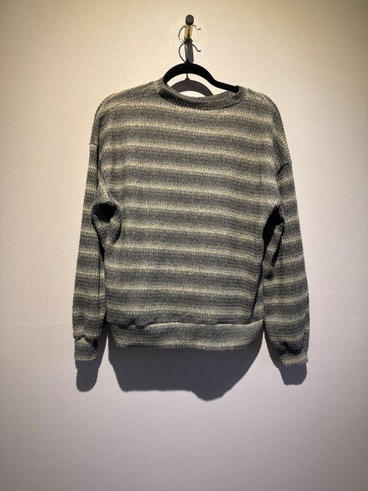 Græn röndótt peysa