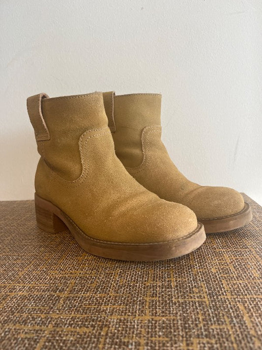 Pavement boots