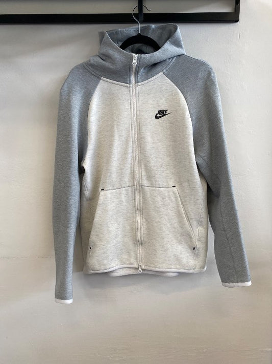 Nike tech peysa