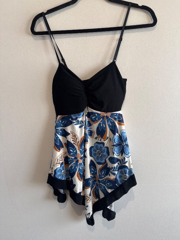 Asimetric floral top