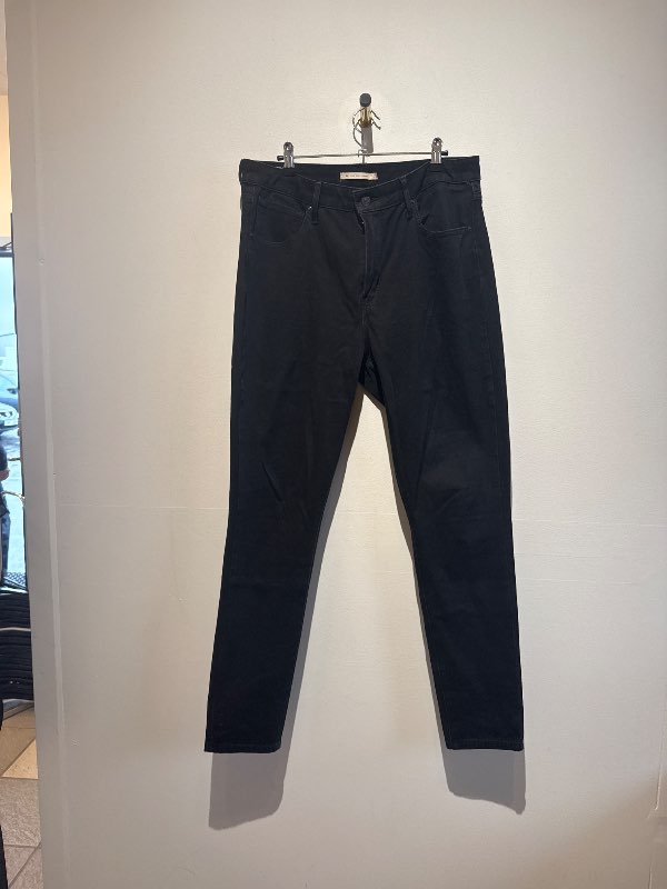 High rise skinny Levi’s buxur svartar