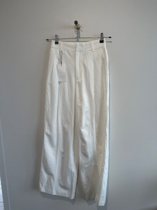 Zara buxur hvitar onotaðar