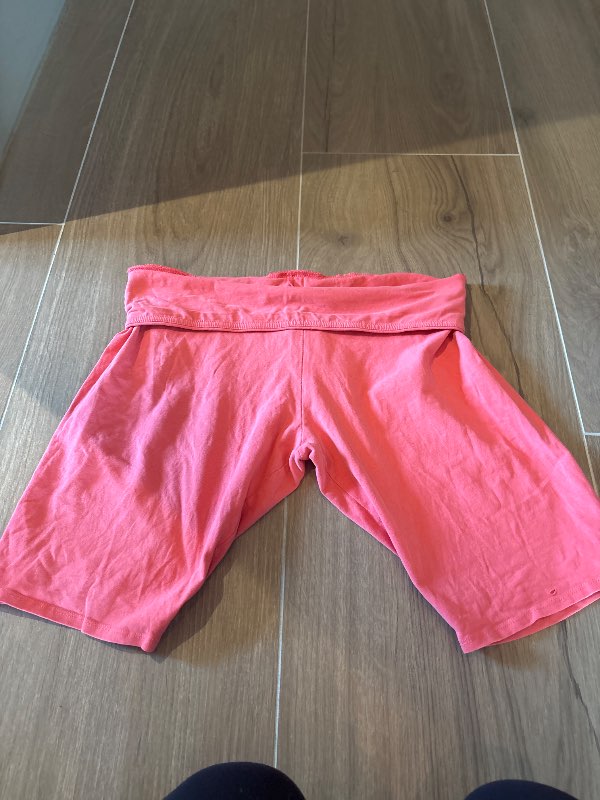 coral foldover stuttbuxur