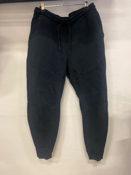 Nike tech buxur svartar