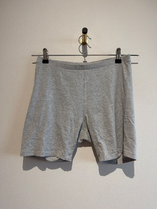 Gráar stuttbuxur