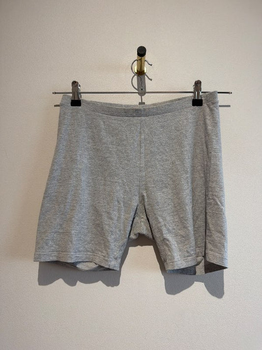 Gráar stuttbuxur