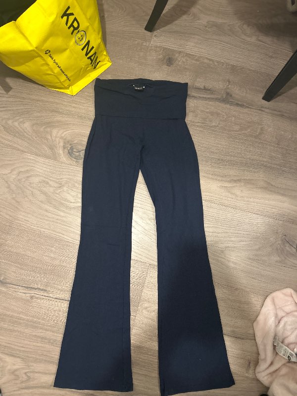 ginatricot dökkblaar flared buxur