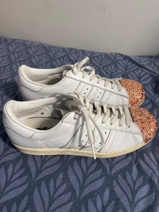 Hvítir adidas m gylltu