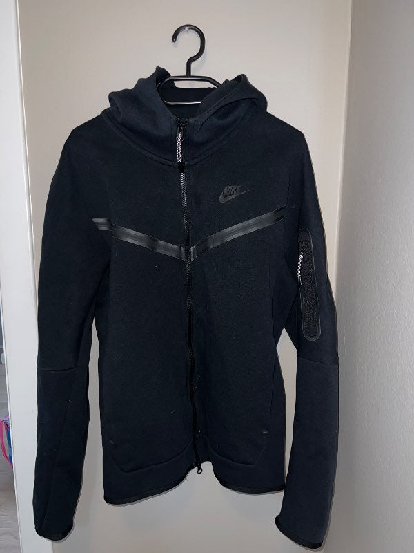 Svört Nike tech fleese peysa