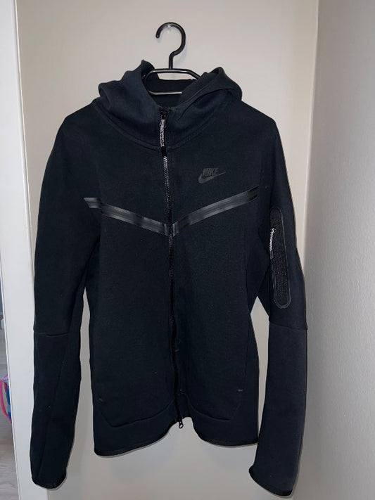 Svört Nike tech fleese peysa