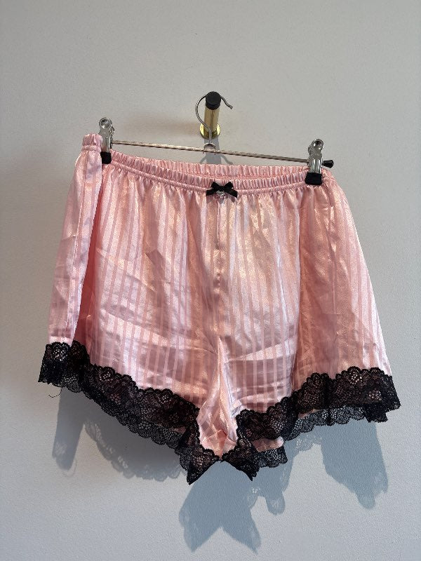 Bleikar satin stuttbuxur