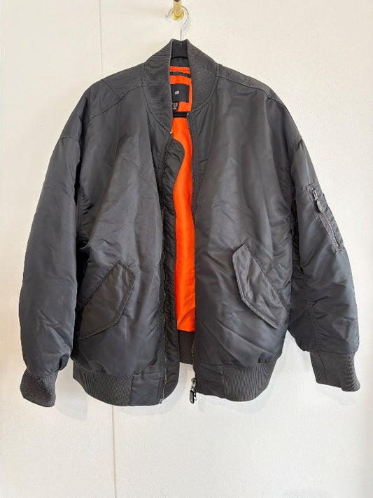 Svartur bomber jakki
