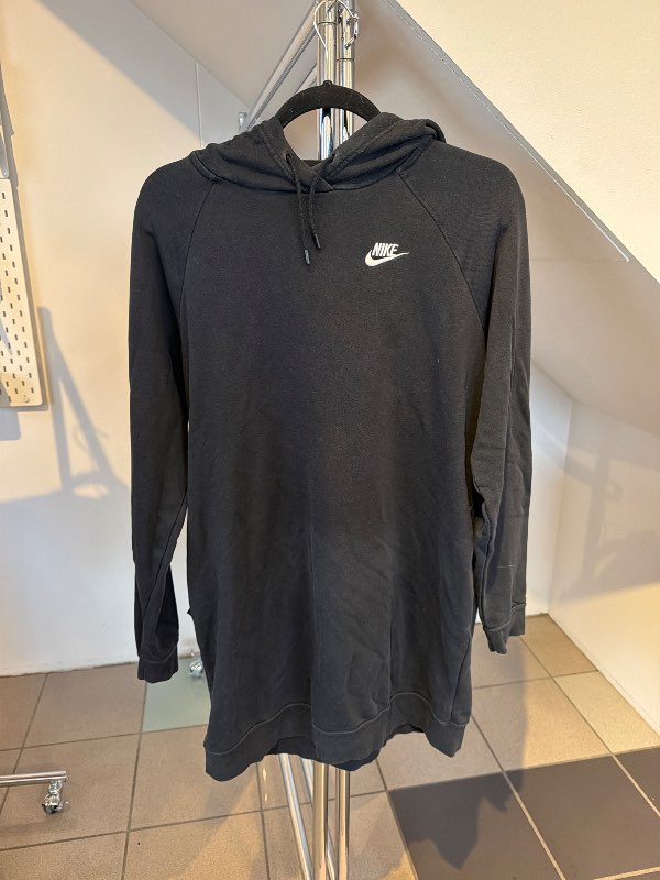 Nike svört hettupeysa