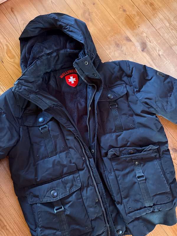 Man black jacket wellentsteyn