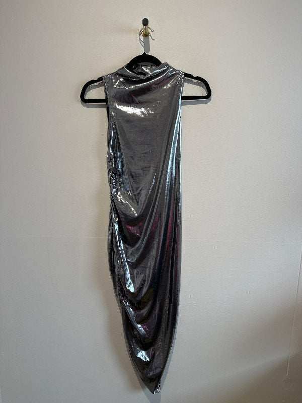 Metallic asymmetric kjóll