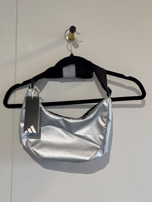 adidas silfur taska