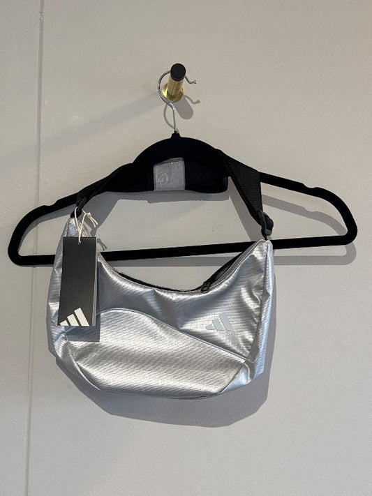 adidas silfur taska