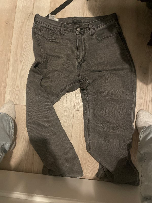 Levis dökk gráar buxur